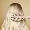 Une brosse à cheveux vegan à poignée ferme | Mylène