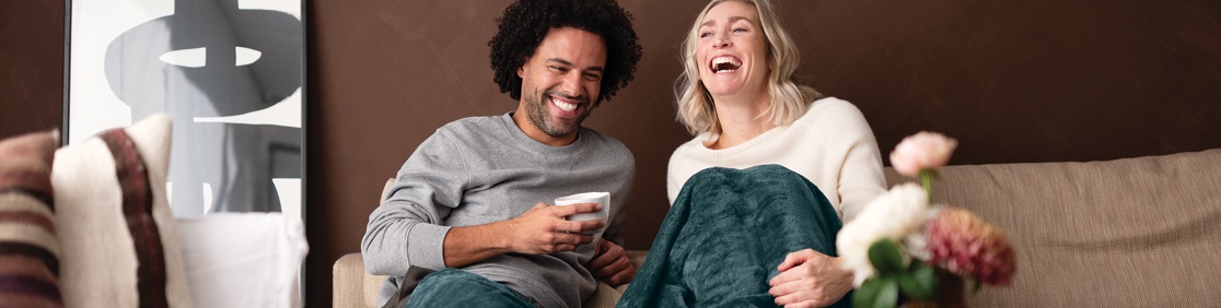 man en vrouw op de bank